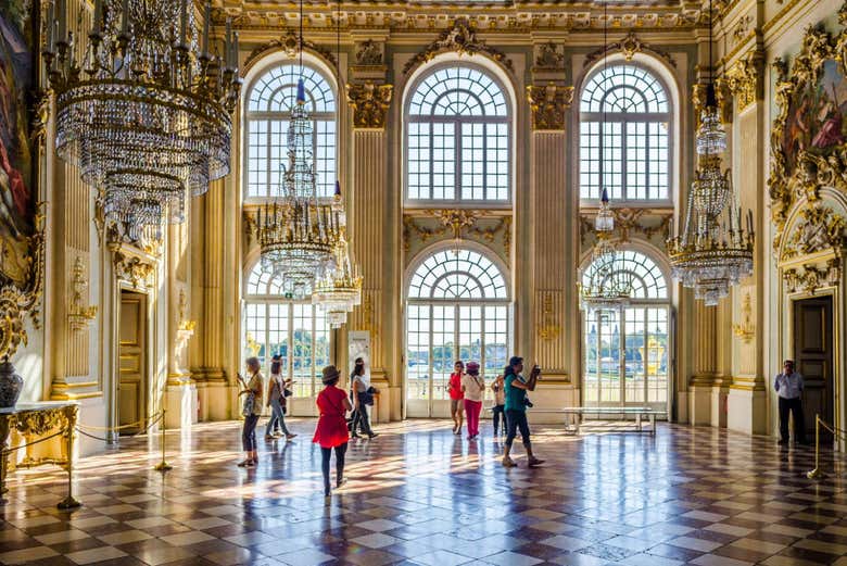 Visitantes en uno de los salones del palacio
