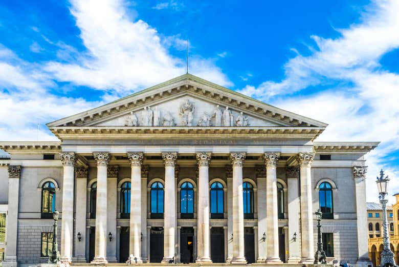 Standing before the Nationaltheater