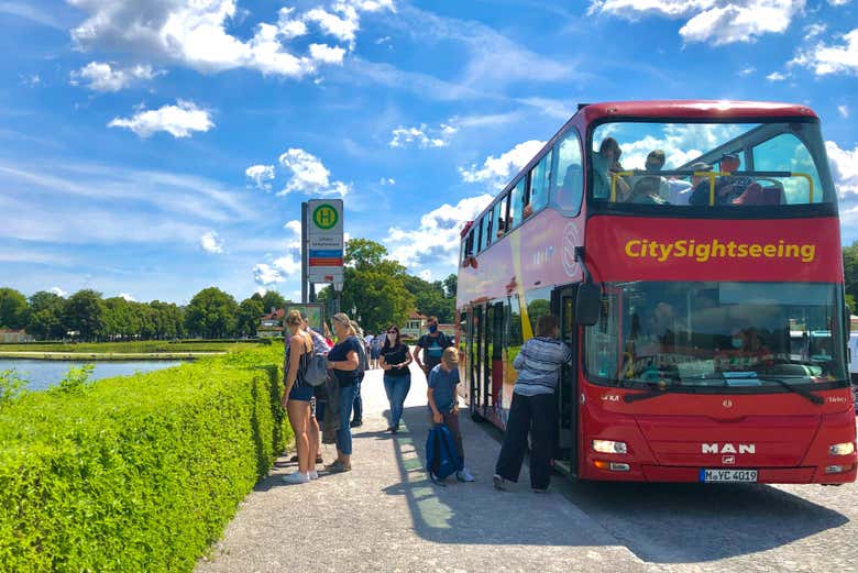 Subiendo al autobús turístico de Múnich