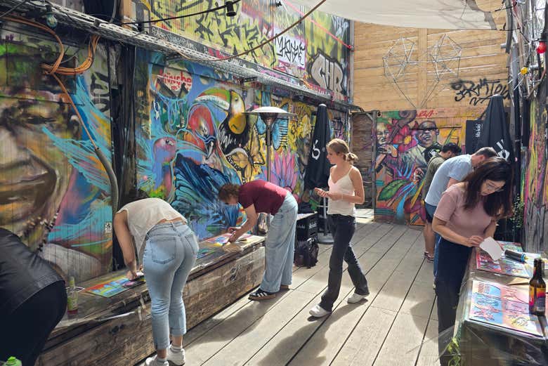 Participate in the spray painting workshop