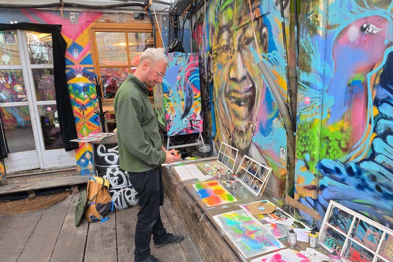 Creando postales con aerosol entre murales llenos de color
