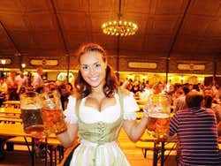 Oktoberfest, camarera con traje tradicional bávaro