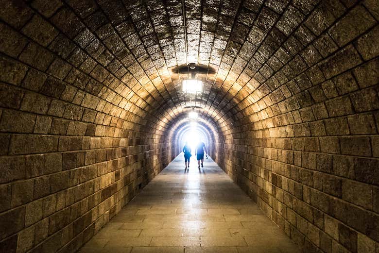 Tunnel di accesso all'ascensore del Nido dell'Aquila