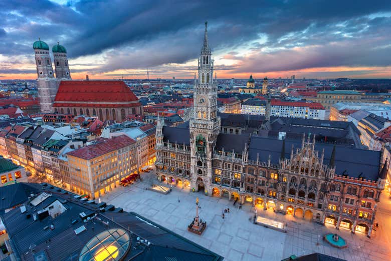 Vue aérienne sur la Marienplatz et la cathédrale