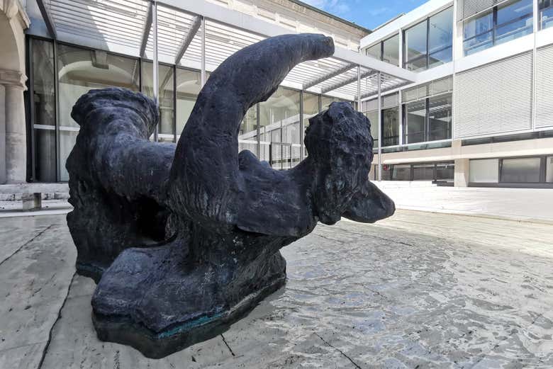 Admirad la escultura monumental en el patio del museo