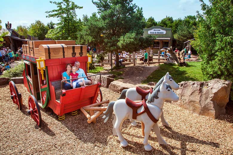 Una famiglia su un calesse al parco Playmobil
