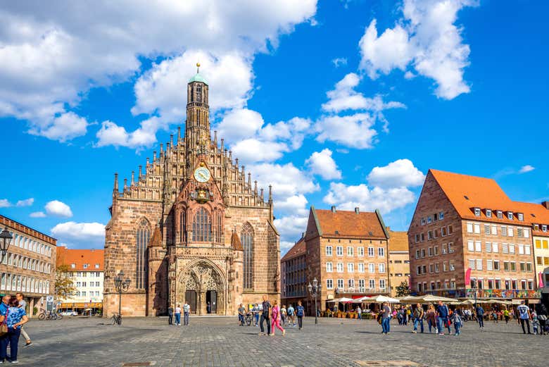 Hauptmarkt de Nuremberg avec l'église Notre-Dame