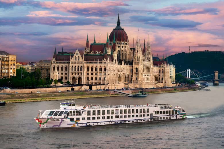 Navegando por el Danubio a su paso por Budapest