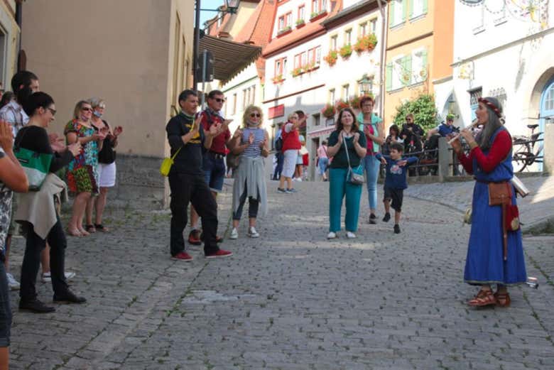 La guida si esibisce con il flauto