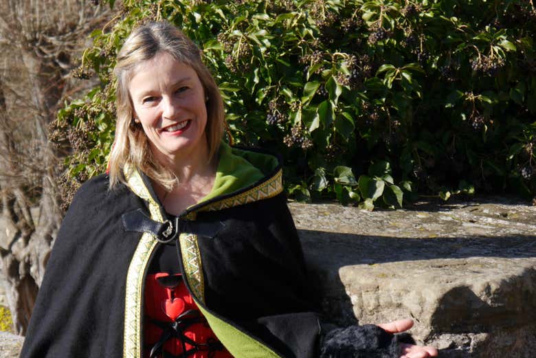 La guía vestida con un traje típico