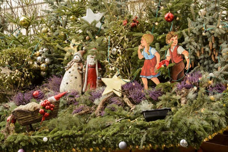Adornos de Navidad entre ramas de abeto