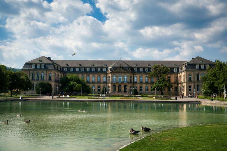 Stroll past the palace and its reflecting pool