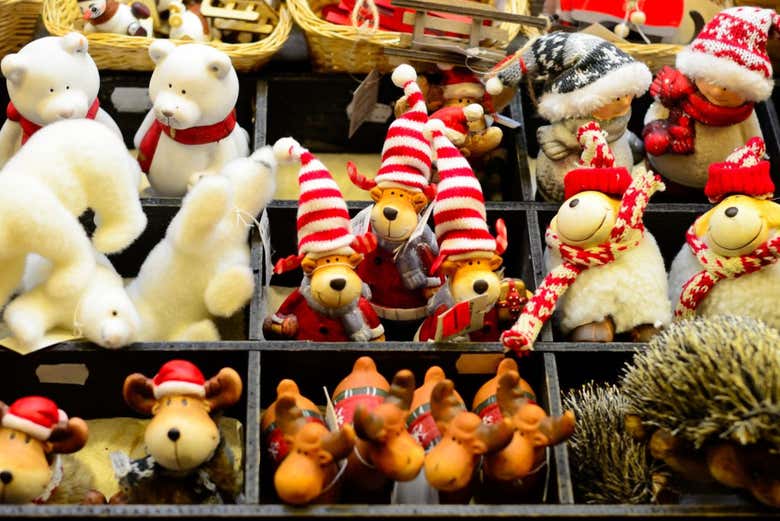 Puesto de juguetes en el mercadillo navideño