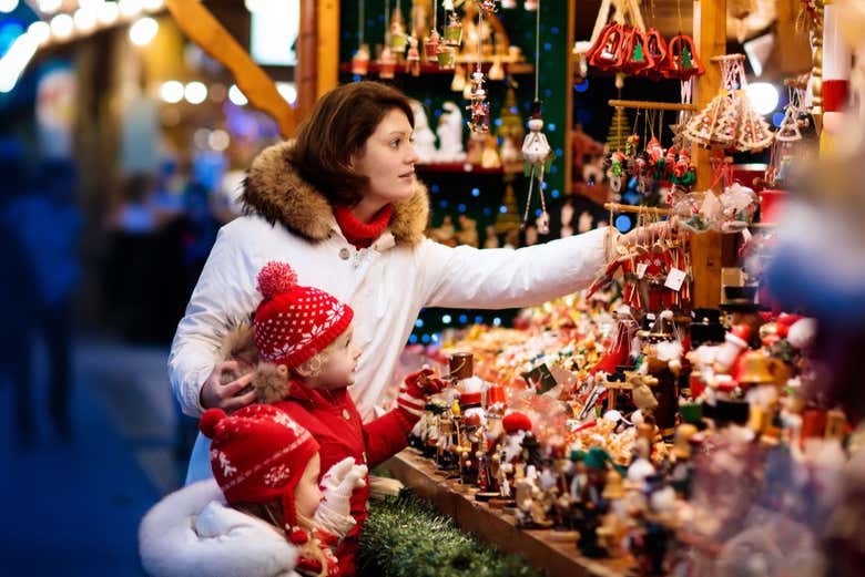 Madre e hija viendo los adornos navideños