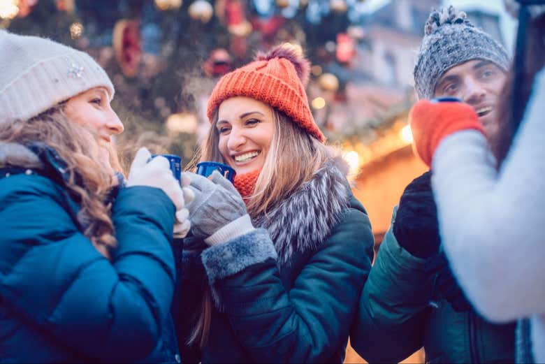 Disfrutando del vino caliente en el mercadillo de Navidad