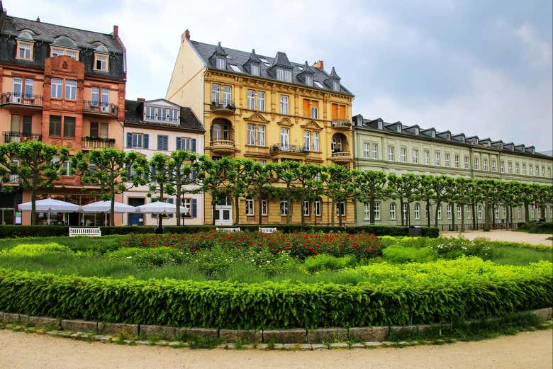 Edificios históricos rodean una plaza en Wiesbaden