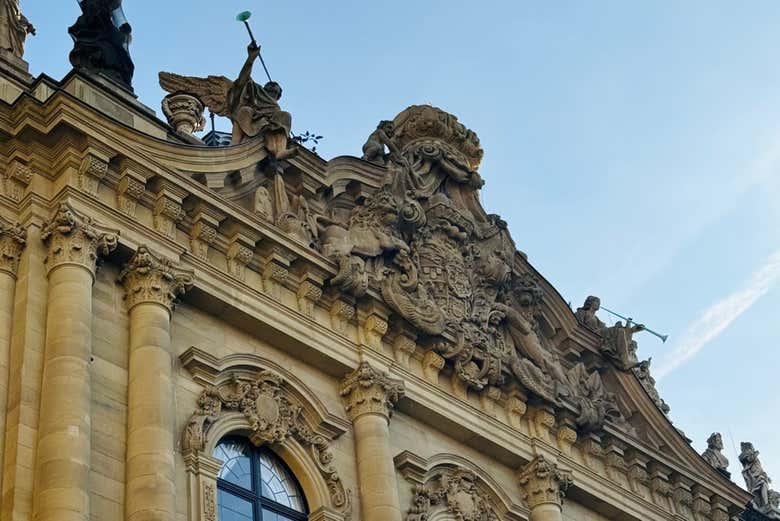Detalhes das esculturas da fachada