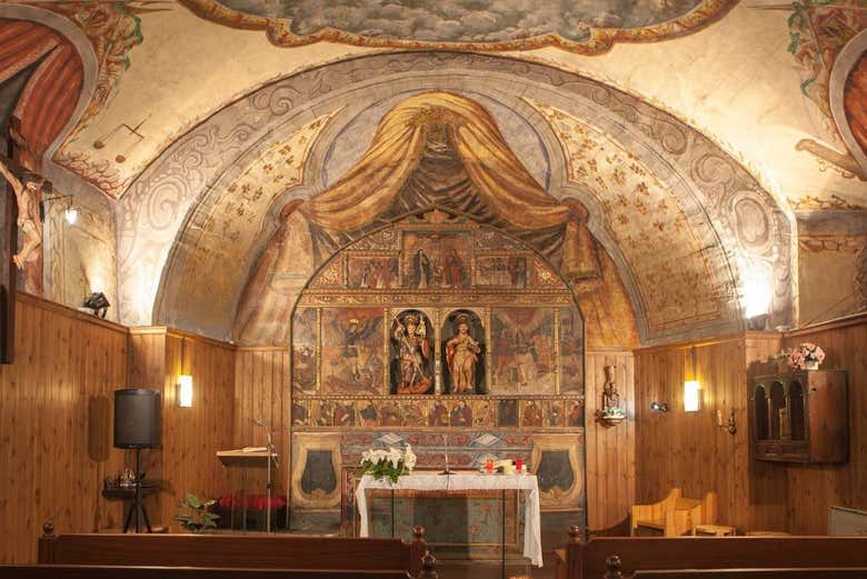 Altar en la iglesia de Sant Miquel de La Mosquera