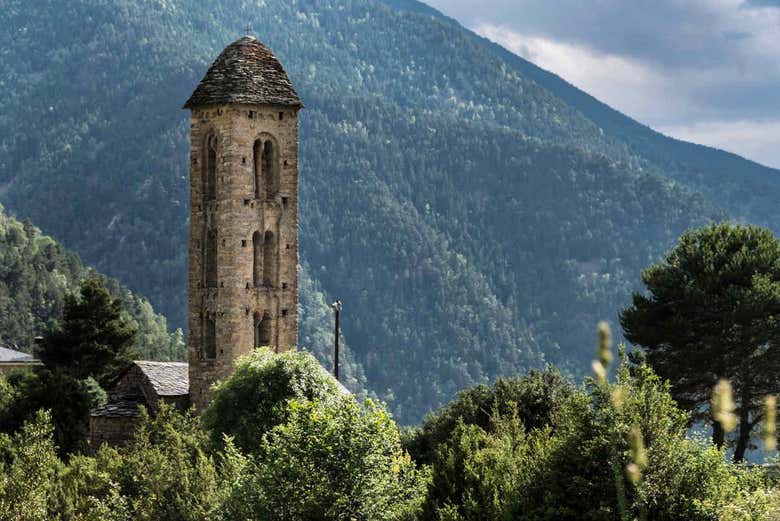 Campanario en la iglesia de Sant Miquel d’Engolasters