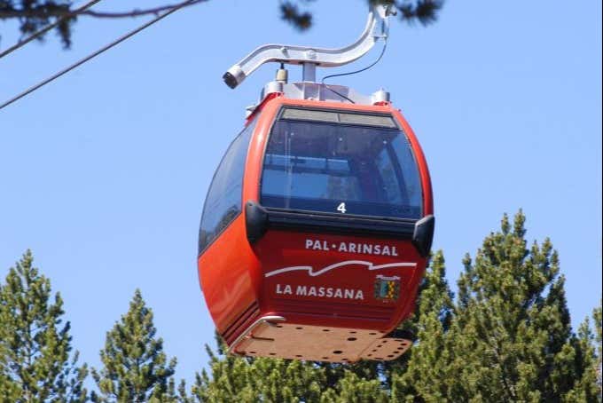 Teleférico en la estación de esquí