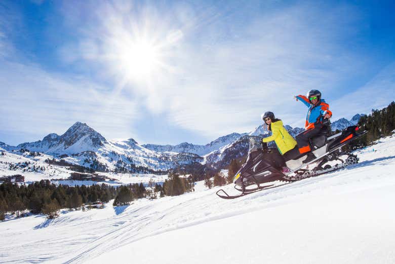 Durante el paseo en moto de nieve