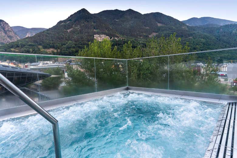 Una de las piscinas exteriores