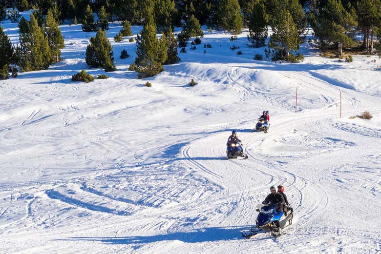 Motos de nieve en la estación de esquí La Rabassa