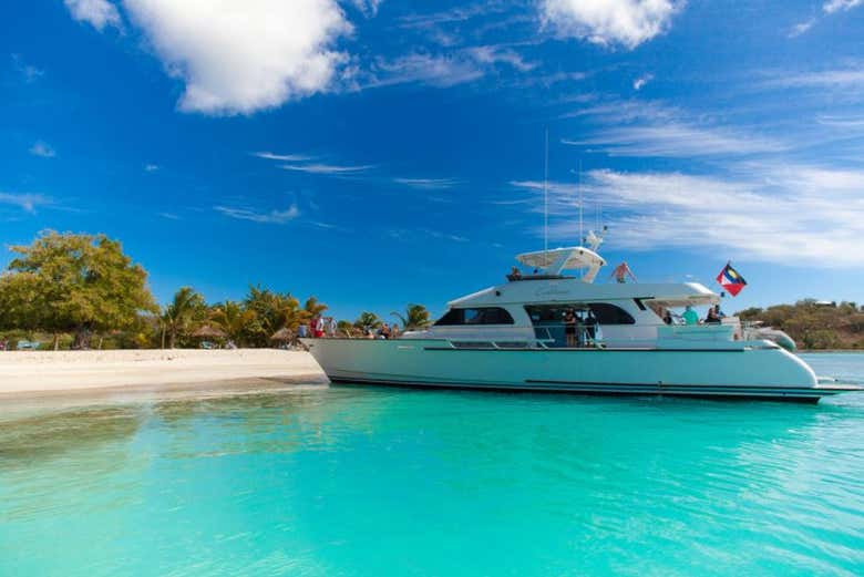 El catamarán en aguas turquesas