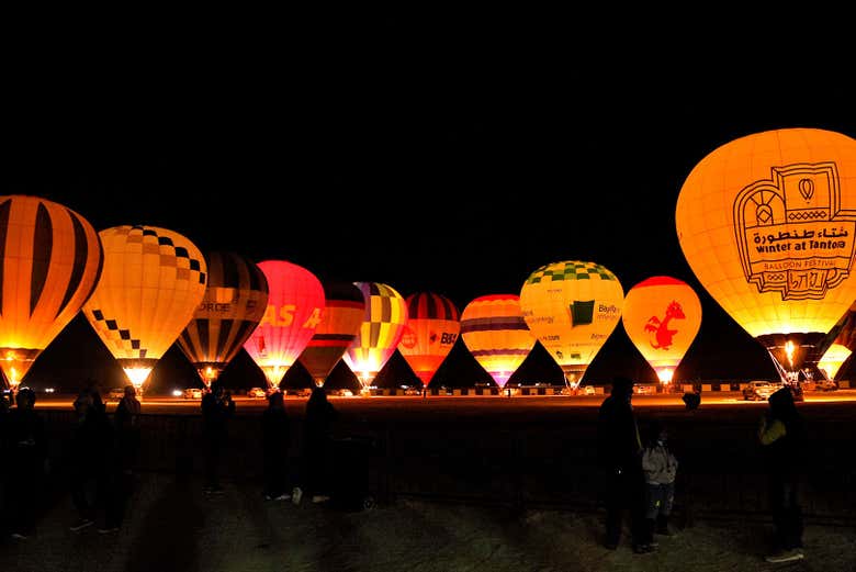 Los globos iluminados antes de que amanezca