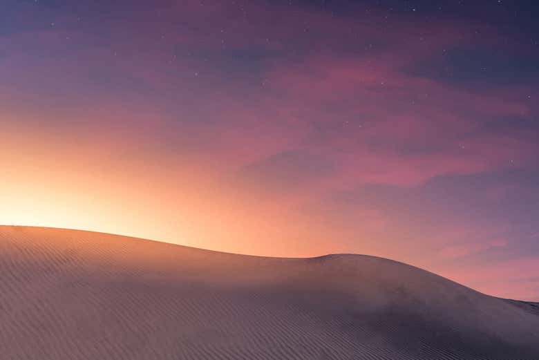 Admirez le coucher de soleil dans le désert