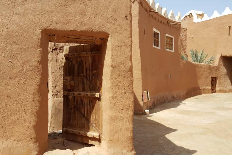 Disfrutando de la antigua localidad de Arabia Saudita