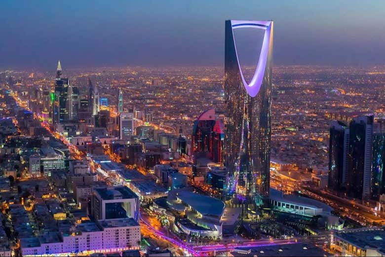 Grattacieli di Riad illuminati di sera