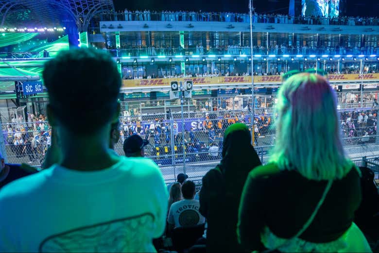 Contemplando os boxes da arquibancada