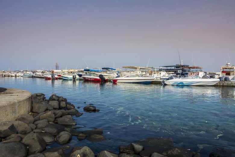 Embarcaciones en la costa de Yeda