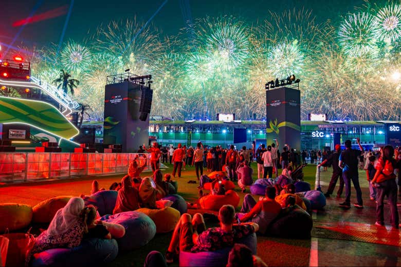 Contemplando os fogos de artifício no final da corrida