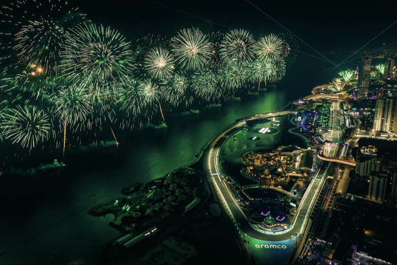 Fogos de artifício sobre o circuito noturno de Jeddah