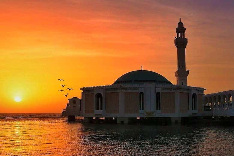 Tramonto sulla moschea galleggiante di Gedda