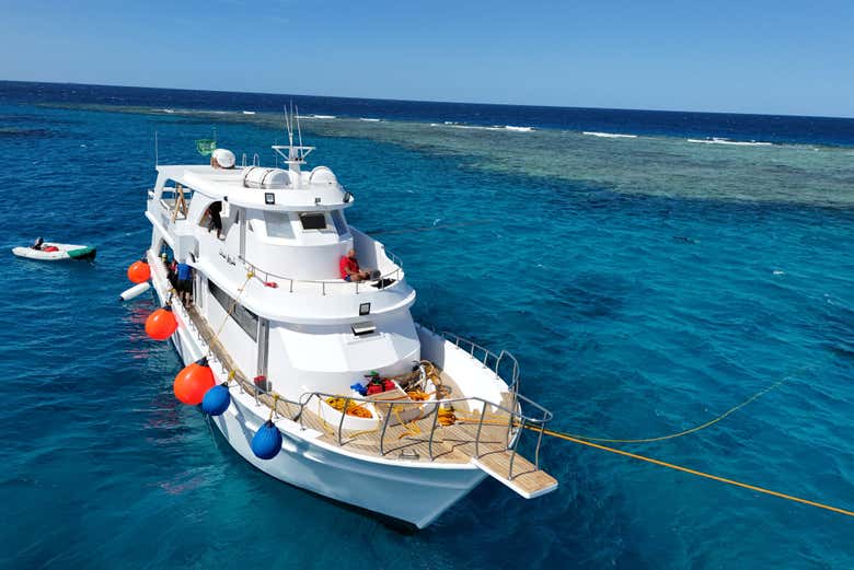 El barco en el que haréis el paseo por Yeda