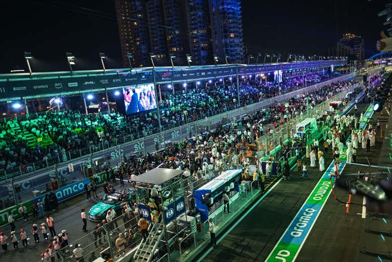 Carros de corrida e equipe de corrida aguardando a largada