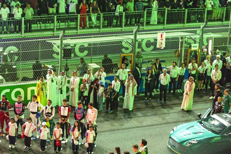 Ouvindo o hino antes da corrida