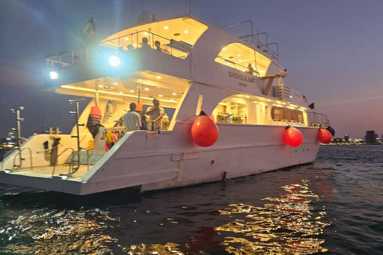 El barco en el que haréis el paseo por Yeda al atardecer