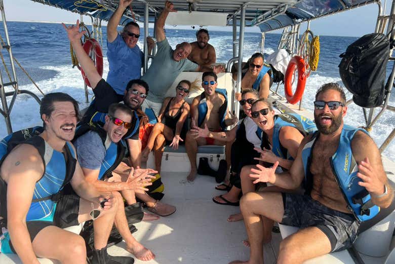 Disfrutando de la travesía en barco hasta el punto de inmersión