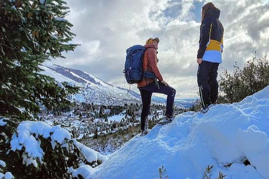 Personas ascendiendo el Cerro San Martín nevado