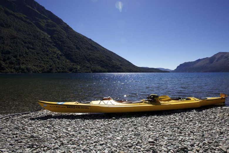 Barca de kayak en la orilla del Lago Gutiérrez