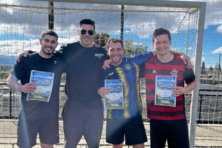 Jugaréis un partido de fútbol con lugareños