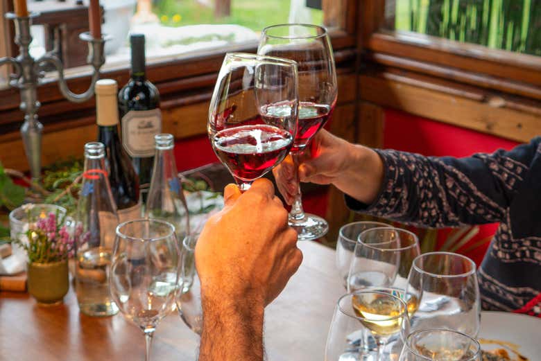 Brindando con vino tinto
