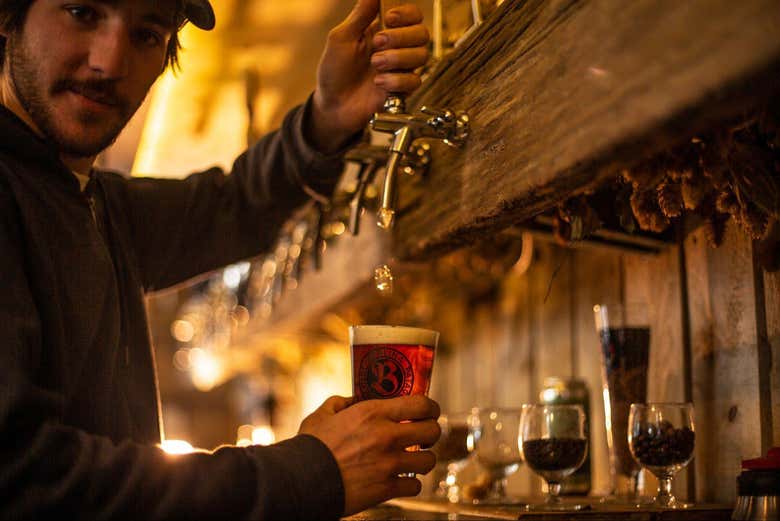 Servindo uma cerveja deliciosa