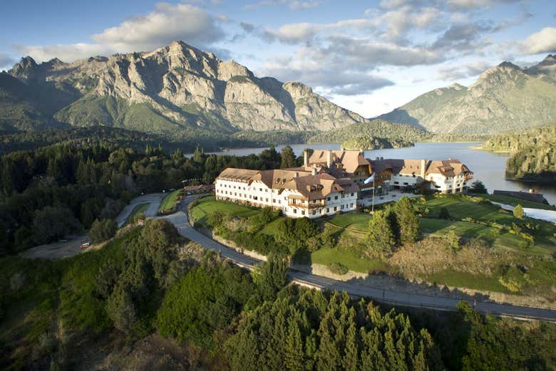 Hotel Llao-Llao rodeado del valle rocoso
