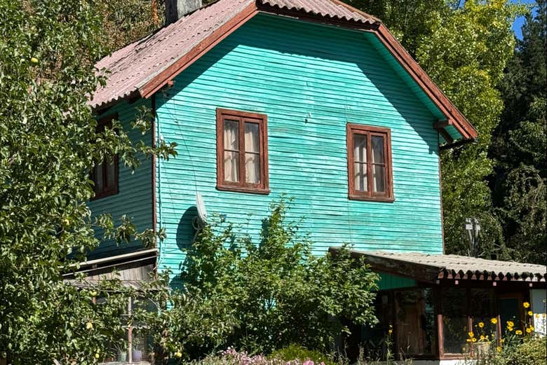 Una delle case colorate di Colonia Suiza