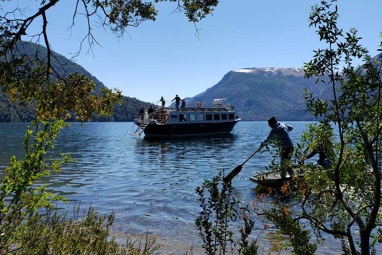 Surcando las aguas del lago Nahuel Huapi